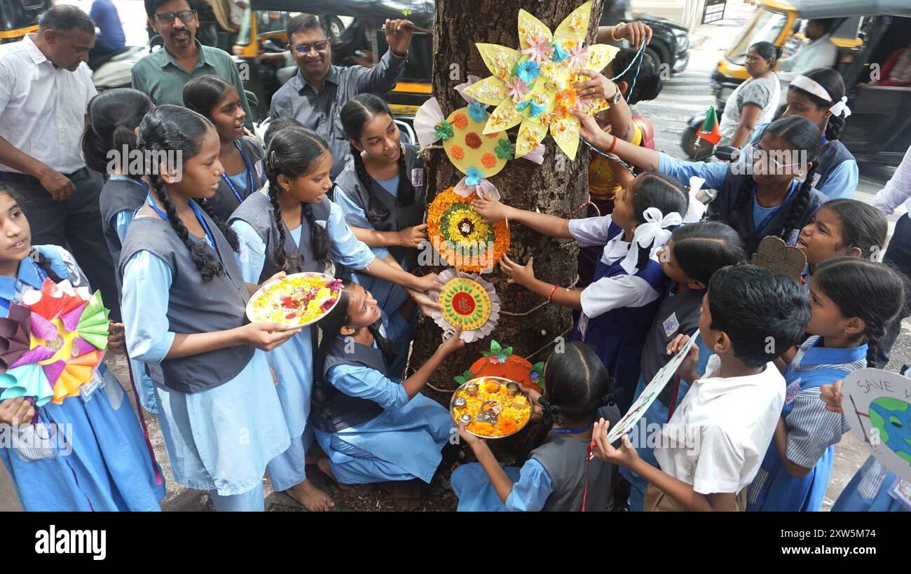 Mumbai, India. 17 agosto 2024. MUMBAI, INDIA - 17 AGOSTO: in occasione del prossimo festival Raksha Bandhan, gli studenti della New English School hanno realizzato Rakhi eco-compatibili e hanno legato il rakhi agli alberi di RAM Maruti Road Thane per salvare gli alberi, salvare gli alberi, salvare gli alberi, il 17 agosto 2024 a Mumbai, India. (Foto di Praful Gangurde/Hindustan Times/Sipa USA ) crediti: SIPA USA/Alamy Live News Foto Stock