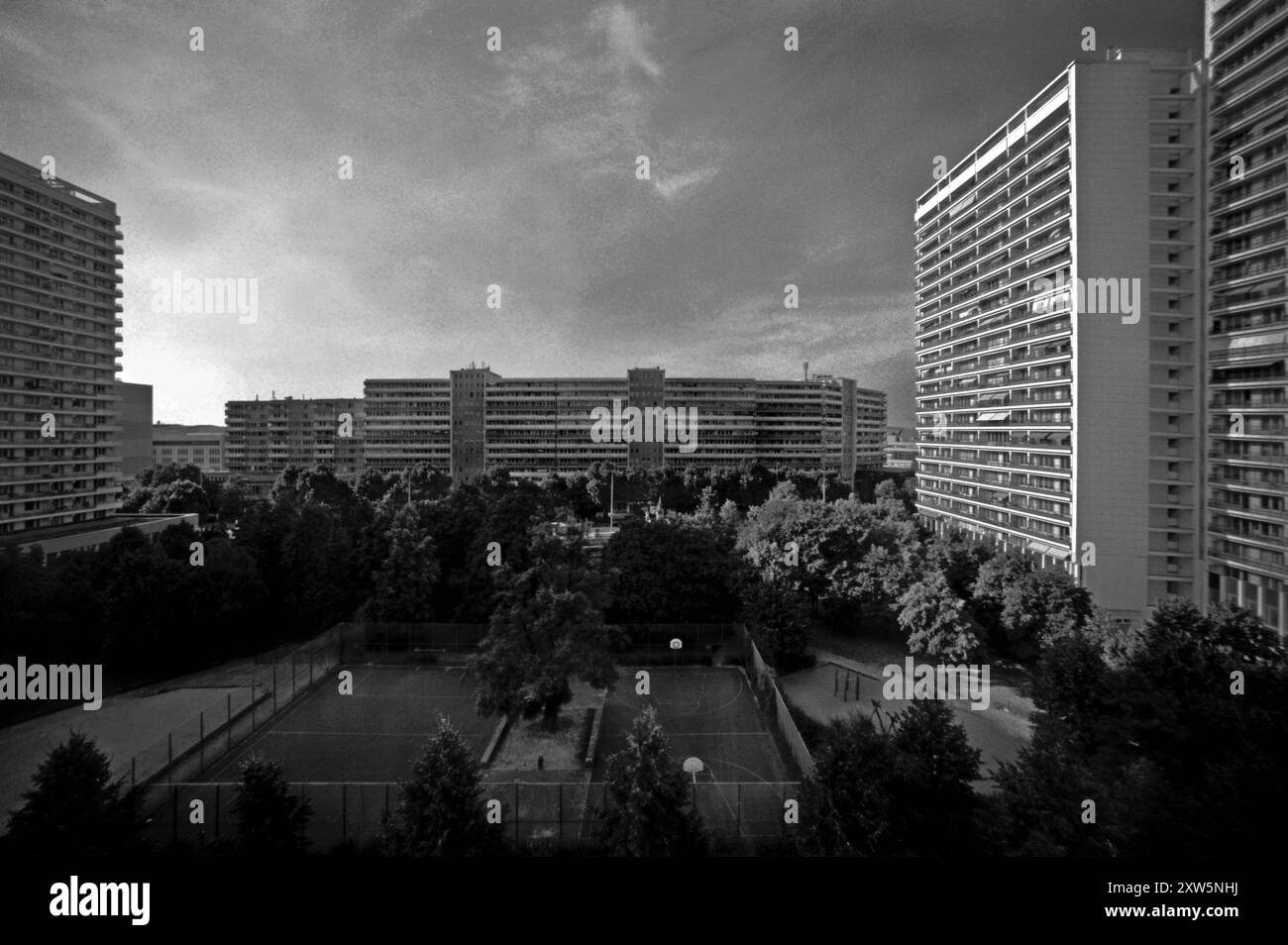 Bilderserie 07. bis 09.07.2010 MIT der analogen Kamera durch die Straßen von Berlin, Analoge Aufnahmen, Selbstentwickelt, Scan vom Negativ Hochhaus im Sonnenschein Berlin Deutschland *** serie di immagini da 07 a 09 07 2010 con fotocamera analogica per le strade di Berlino, riprese analogiche, autosviluppata, scansiona da un alto edificio negativo al sole di Berlino Berlino Germania Foto Stock