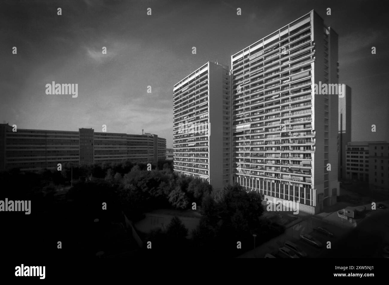 Bilderserie 07. bis 09.07.2010 MIT der analogen Kamera durch die Straßen von Berlin, Analoge Aufnahmen, Selbstentwickelt, Scan vom Negativ Hochhaus im Sonnenschein Berlin Deutschland *** serie di immagini da 07 a 09 07 2010 con fotocamera analogica per le strade di Berlino, riprese analogiche, autosviluppata, scansiona da un alto edificio negativo al sole di Berlino Berlino Germania Foto Stock