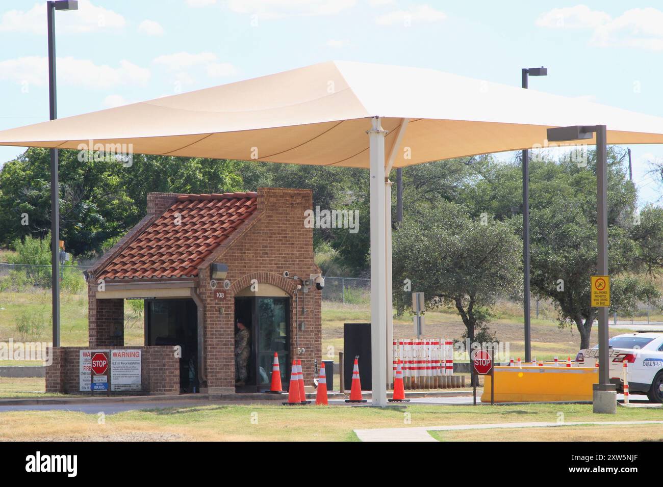 San Antonio, Stati Uniti. 17 agosto 2024. Vista frontale del cancello d'ingresso Chapman Training Annex a San Antonio, Texas, USA, il 17 agosto 2024. Il Chapman Training Annex fa parte della Joint base San Antonio - Lackland. Entrambi gli incidenti hanno avuto luogo all'inizio di sabato 17 agosto 2024. La prima sparatoria ha avuto luogo alle 2:15 e la seconda sparatoria ha avuto luogo intorno alle 4:30 del mattino. I funzionari di sicurezza hanno risposto al fuoco entrambe le volte. (Foto di Carlos Kosienski/Sipa USA) credito: SIPA USA/Alamy Live News Foto Stock