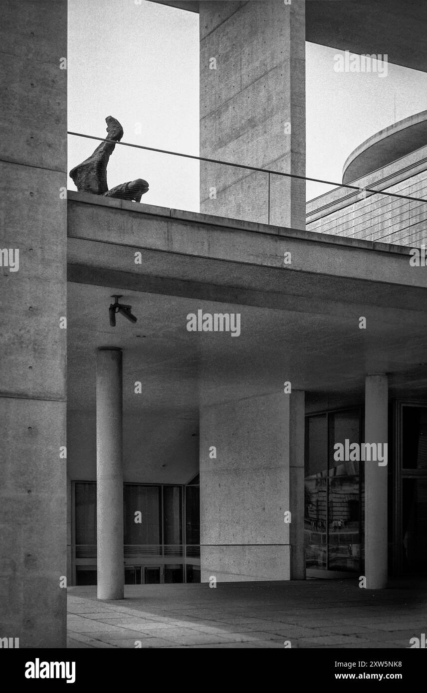 Bilderserie 07. bis 09.07.2010 MIT der analogen Kamera durch die Straßen von Berlin, Analoge Aufnahmen, Selbstentwickelt, Scan vom Negativ Paul Löbe Haus, Regierungsviertel, Architektur, von, für und ohne Menschen Berlin Deutschland *** serie di immagini 07-09 07 2010 con la fotocamera analogica per le strade di Berlino, Analog Shots, autosviluppata, scansione da negativo Paul Löbe Haus, quartiere governativo, architettura, by, for and Without People Berlino Germania Foto Stock