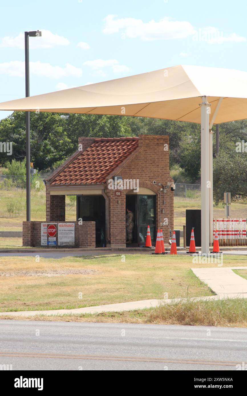 San Antonio, Stati Uniti. 17 agosto 2024. Vista frontale del cancello d'ingresso Chapman Training Annex a San Antonio, Texas, USA, il 17 agosto 2024. Il Chapman Training Annex fa parte della Joint base San Antonio - Lackland. Entrambi gli incidenti hanno avuto luogo all'inizio di sabato 17 agosto 2024. La prima sparatoria ha avuto luogo alle 2:15 e la seconda sparatoria ha avuto luogo intorno alle 4:30 del mattino. I funzionari di sicurezza hanno risposto al fuoco entrambe le volte. (Foto di Carlos Kosienski/Sipa USA) credito: SIPA USA/Alamy Live News Foto Stock