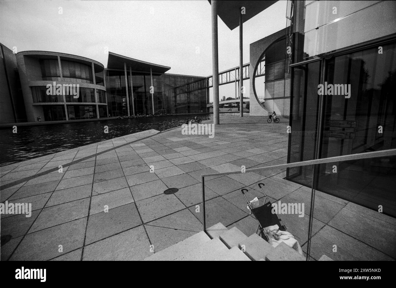 Bilderserie 07. bis 09.07.2010 MIT der analogen Kamera durch die Straßen von Berlin, Analoge Aufnahmen, Selbstentwickelt, Scan vom Negativ Paul Löbe Haus, Regierungsviertel, Architektur, von, für und ohne Menschen Berlin Deutschland *** serie di immagini 07-09 07 2010 con la fotocamera analogica per le strade di Berlino, Analog Shots, autosviluppata, scansione da negativo Paul Löbe Haus, quartiere governativo, architettura, by, for and Without People Berlino Germania Foto Stock