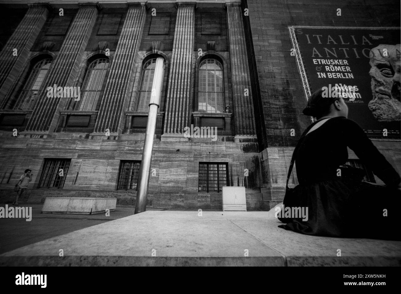 Bilderserie 07. bis 09.07.2010 MIT der analogen Kamera durch die Straßen von Berlin, Analoge Aufnahmen, Selbstentwickelt, Scan vom Negativ Touristen, Kunstbesucher, Menschen Am Museum, Museumsinsel Berlin Deutschland *** serie di immagini 07-09 07 2010 con fotocamera analogica per le strade di Berlino, scatti analogici, autosviluppata, scansione da turisti negativi, visitatori d'arte, persone al museo, Isola dei Musei Berlino Berlino Germania Foto Stock