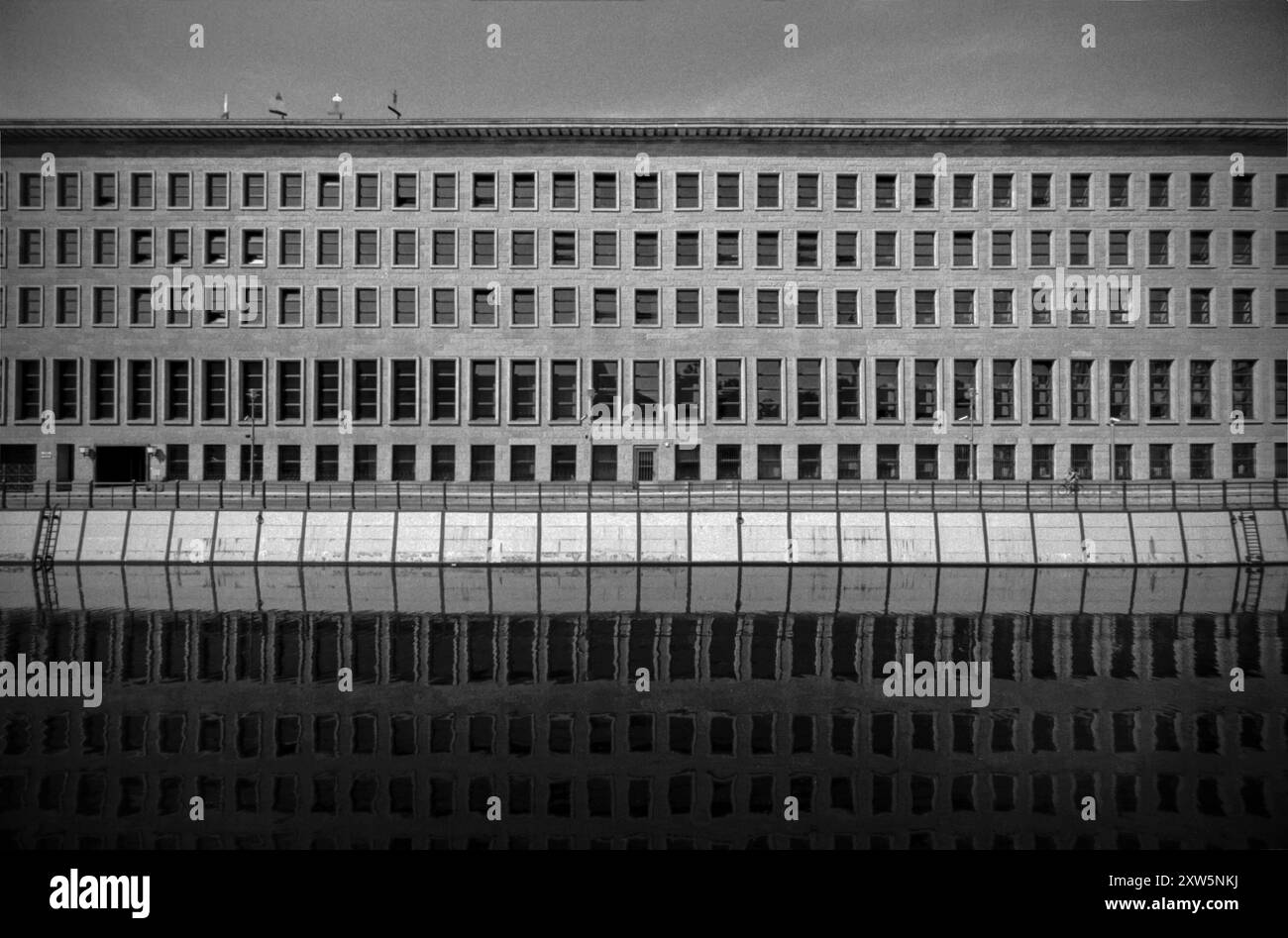 Bilderserie 07. bis 09.07.2010 MIT der analogen Kamera durch die Straßen von Berlin, Analoge Aufnahmen, Selbstentwickelt, Scan vom Negativ Auswertiges AMT, AA, fasade und Spiegelung Berlin Deutschland *** serie di immagini da 07 a 09 07 2010 con fotocamera analogica per le strade di Berlino, scatti analogici, autosviluppata, scansione da negativa, AA, facciata e riflesso Berlino Berlino Germania Foto Stock