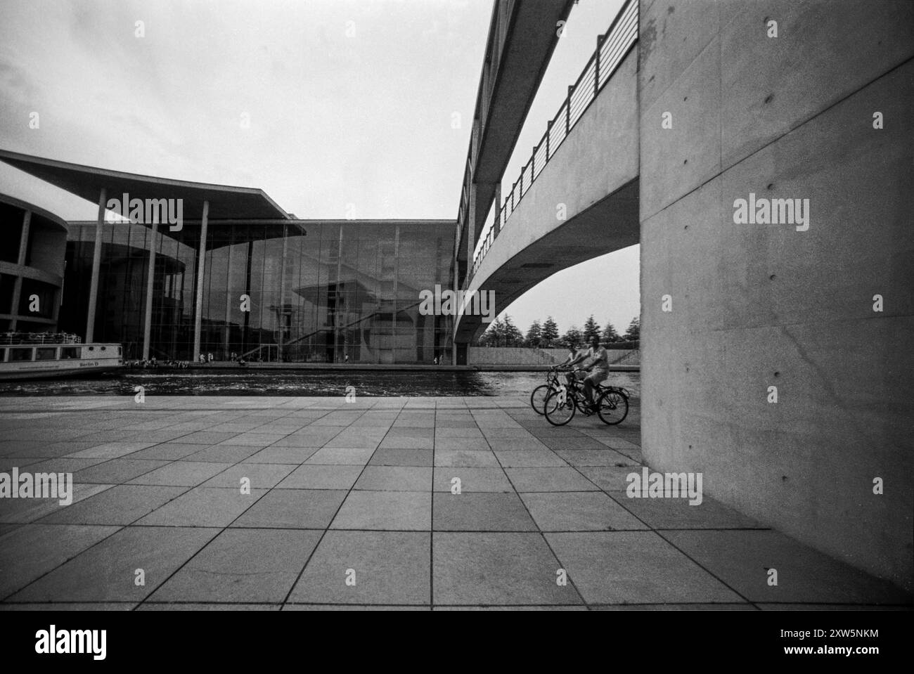 Bilderserie 07. bis 09.07.2010 MIT der analogen Kamera durch die Straßen von Berlin, Analoge Aufnahmen, Selbstentwickelt, Scan vom Negativ Paul Löbe Haus, Regierungsviertel, Architektur, von, für und ohne Menschen Berlin Deutschland *** serie di immagini 07-09 07 2010 con la fotocamera analogica per le strade di Berlino, Analog Shots, autosviluppata, scansione da negativo Paul Löbe Haus, quartiere governativo, architettura, by, for and Without People Berlino Germania Foto Stock