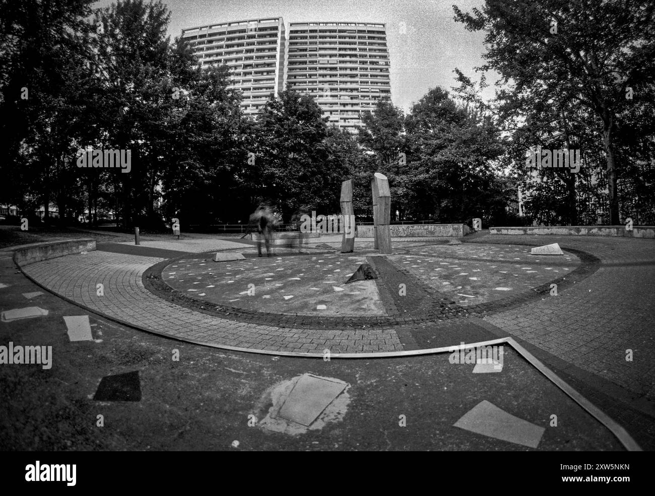 Bilderserie 07. bis 09.07.2010 MIT der analogen Kamera durch die Straßen von Berlin, Analoge Aufnahmen, Selbstentwickelt, Scan vom Negativ am Springer Platz Berlin Deutschland *** serie di immagini 07-09 07 2010 con la fotocamera analogica per le strade di Berlino, riprese analogiche, autosviluppate, scansione da negative AM Springer Platz Berlino Berlino Germania Foto Stock