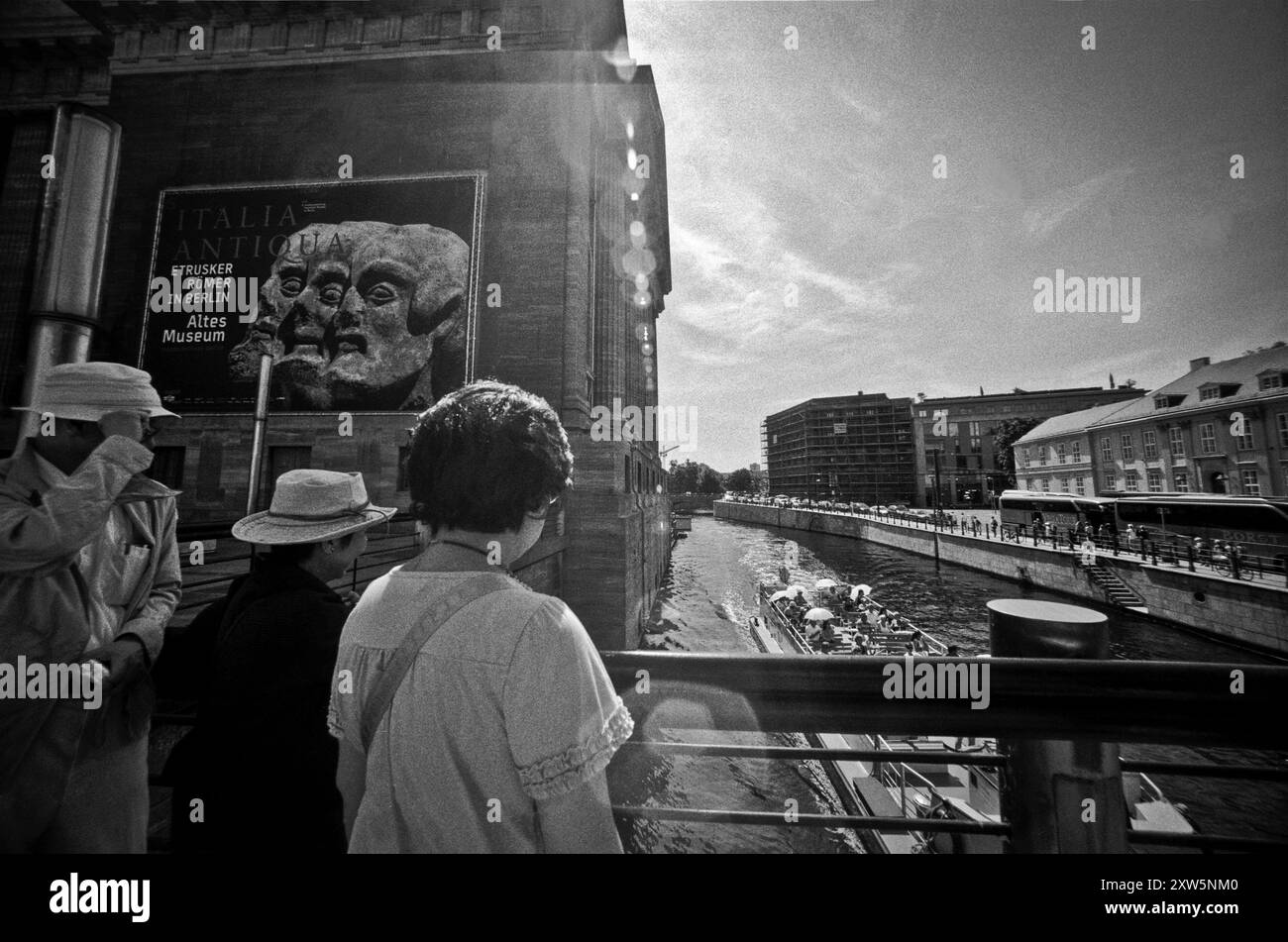 Bilderserie 07. bis 09.07.2010 MIT der analogen Kamera durch die Straßen von Berlin, Analoge Aufnahmen, Selbstentwickelt, Scan vom Negativ Touristen, Kunstbesucher, Menschen Am Museum, Museumsinsel Berlin Deutschland *** serie di immagini 07-09 07 2010 con fotocamera analogica per le strade di Berlino, scatti analogici, autosviluppata, scansione da turisti negativi, visitatori d'arte, persone al museo, Isola dei Musei Berlino Berlino Germania Foto Stock