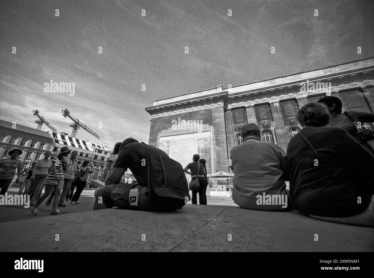 Bilderserie 07. bis 09.07.2010 MIT der analogen Kamera durch die Straßen von Berlin, Analoge Aufnahmen, Selbstentwickelt, Scan vom Negativ Touristen, Kunstbesucher, Menschen Am Museum, Museumsinsel Berlin Deutschland *** serie di immagini 07-09 07 2010 con fotocamera analogica per le strade di Berlino, scatti analogici, autosviluppata, scansione da turisti negativi, visitatori d'arte, persone al museo, Isola dei Musei Berlino Berlino Germania Foto Stock