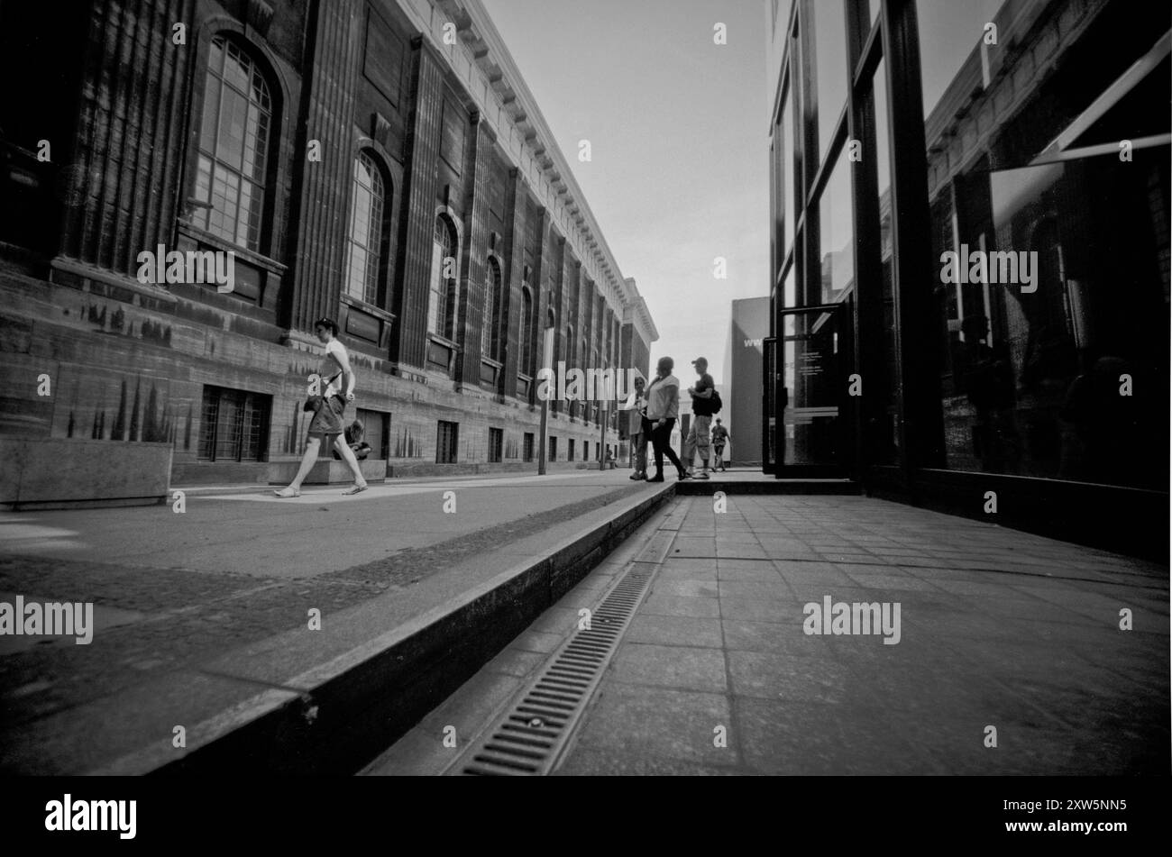 Bilderserie 07. bis 09.07.2010 MIT der analogen Kamera durch die Straßen von Berlin, Analoge Aufnahmen, Selbstentwickelt, Scan vom Negativ Touristen, Kunstbesucher, Menschen Am Museum, Museumsinsel Berlin Deutschland *** serie di immagini 07-09 07 2010 con fotocamera analogica per le strade di Berlino, scatti analogici, autosviluppata, scansione da turisti negativi, visitatori d'arte, persone al museo, Isola dei Musei Berlino Berlino Germania Foto Stock