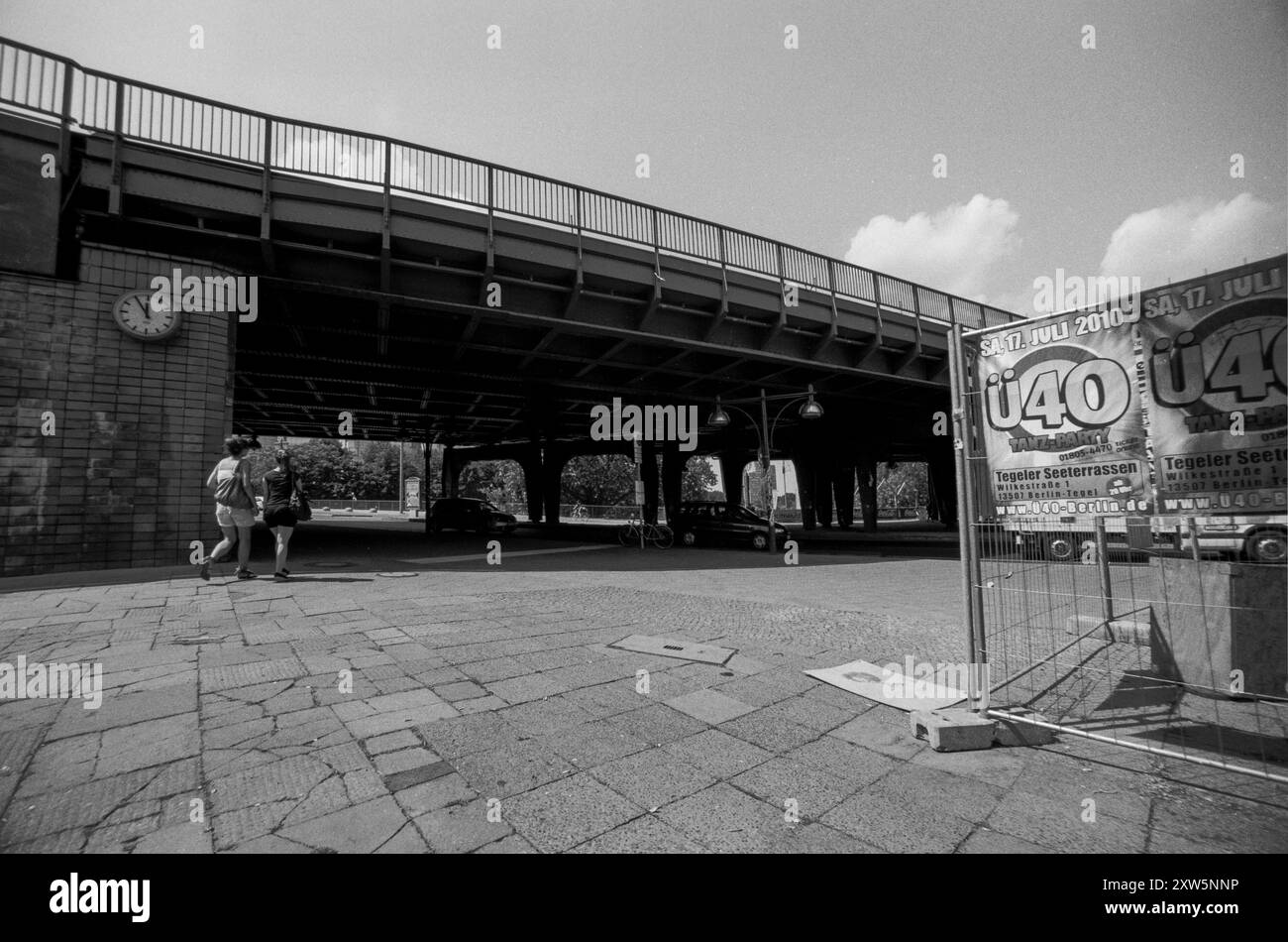 Bilderserie 07. bis 09.07.2010 MIT der analogen Kamera durch die Straßen von Berlin, Analoge Aufnahmen, Selbstentwickelt, Scan vom Negativ ü 40 ist für manchen Fünf vor zwölf Berlin Deutschland *** serie di immagini 07-09 07 2010 con la macchina fotografica analogica per le strade di Berlino, Analog Shots, autosviluppata, la scansione da negativo su 40 è per circa cinque a dodici Berlino Berlino Germania Foto Stock