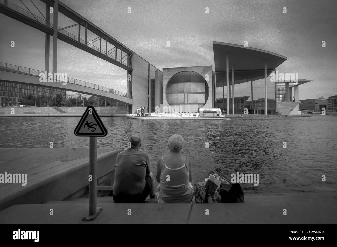 Bilderserie 07. bis 09.07.2010 MIT der analogen Kamera durch die Straßen von Berlin, Analoge Aufnahmen, Selbstentwickelt, Scan vom Negativ Paul Löbe Haus, Regierungsviertel, rundherum ein rutschiges Pflaster Berlin Deutschland **** serie di immagini 07-09 07 2010 con telecamera analogica per le strade di Berlino, riprese analogiche, autosviluppate, scansiona dal negativo Paul Löbe Haus, quartiere governativo, tutto intorno a una pavimentazione sdrucciolevole Berlino Berlino Germania Foto Stock