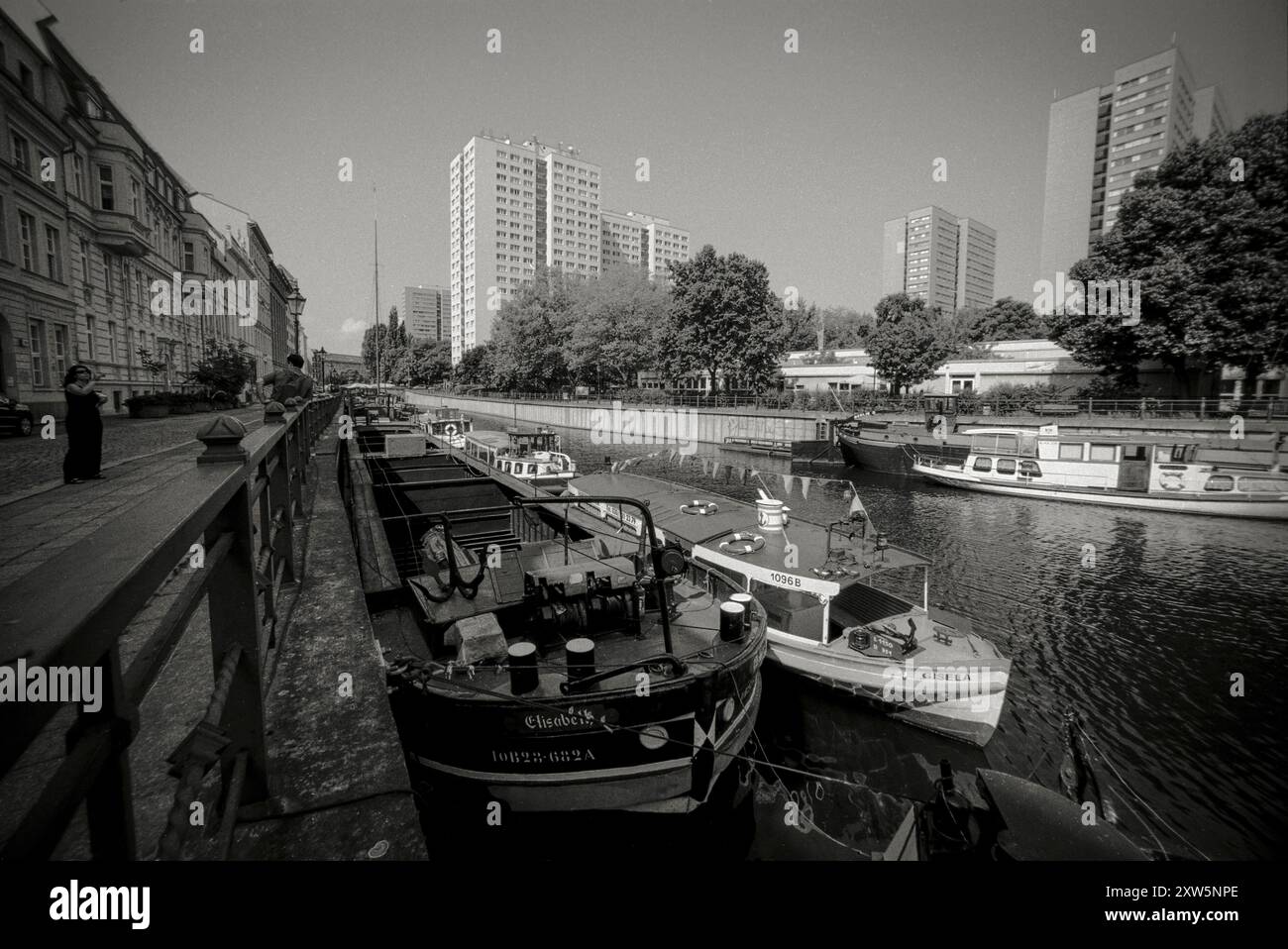 Bilderserie 07. bis 09.07.2010 MIT der analogen Kamera durch die Straßen von Berlin, Analoge Aufnahmen, Selbstentwickelt, Scan vom Negativ Berlin liegt eigentlich an der Adria Berlin Deutschland *** serie di immagini 07-09 07 2010 con la macchina fotografica analogica per le strade di Berlino, Analog Shots, autosviluppata, Scan from negative Berlin si trova sul mare Adriatico Berlino Berlino Germania Foto Stock