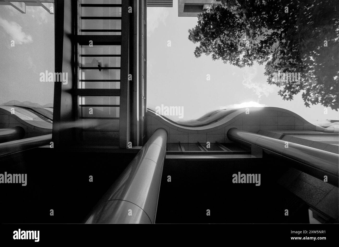 Bilderserie 07. bis 09.07.2010 MIT der analogen Kamera durch die Straßen von Berlin, Analoge Aufnahmen, Selbstentwickelt, Scan vom Negativ Berliner Wasserbetriebe, Architektur vom Feinsten Berlin Deutschland *** serie di immagini 07 - 09 07 2010 con la fotocamera analogica per le strade di Berlino, scatti analogici, autosviluppato, scansione da negativo Berliner Wasserbetriebe, architettura al suo meglio Berlino Berlino Germania Foto Stock