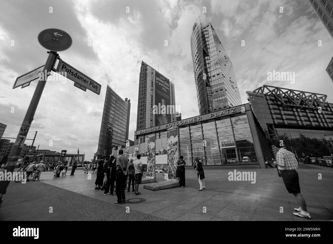 Bilderserie 07. bis 09.07.2010 MIT der analogen Kamera durch die Straßen von Berlin, Analoge Aufnahmen, Selbstentwickelt, Scan vom Negativ Analog rund um den Potsdamer Platz, Touristen Berlin Deutschland *** serie di immagini da 07 a 09 07 2010 con la fotocamera analogica per le strade di Berlino, Analog Shots, autosviluppata, scansione da negative Analog intorno a Potsdamer Platz, turisti Berlino Berlino Germania Foto Stock