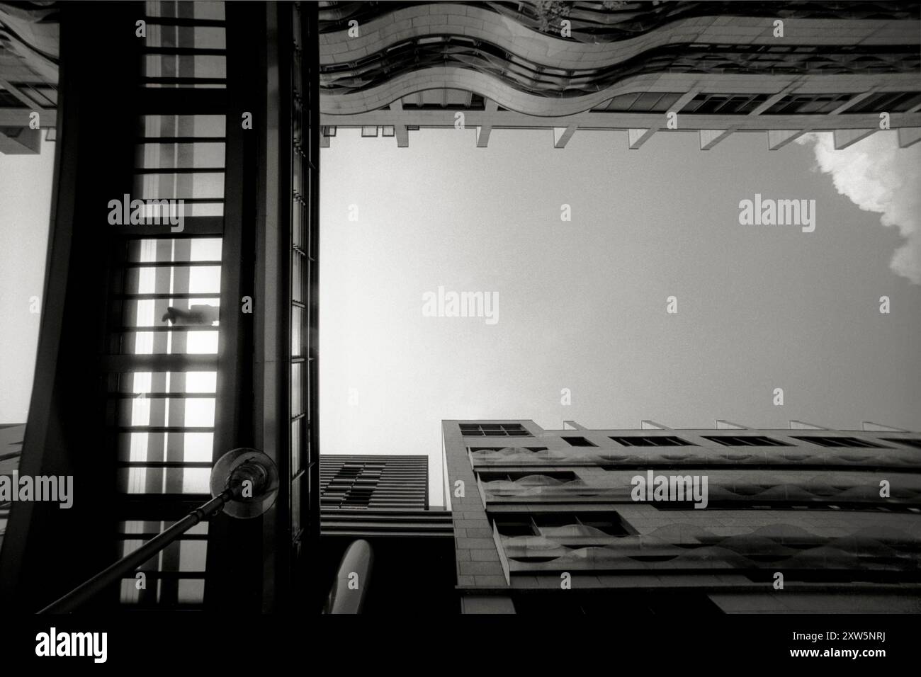 Bilderserie 07. bis 09.07.2010 MIT der analogen Kamera durch die Straßen von Berlin, Analoge Aufnahmen, Selbstentwickelt, Scan vom Negativ Berliner Wasserbetriebe, Architektur vom Feinsten Berlin Deutschland *** serie di immagini 07 - 09 07 2010 con la fotocamera analogica per le strade di Berlino, scatti analogici, autosviluppato, scansione da negativo Berliner Wasserbetriebe, architettura al suo meglio Berlino Berlino Germania Foto Stock