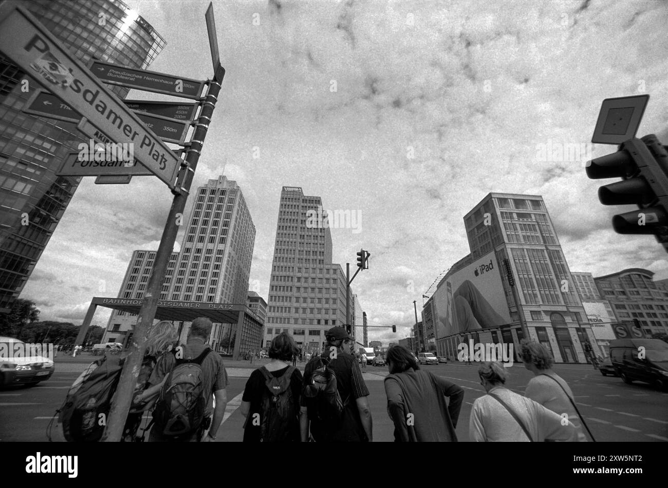 Bilderserie 07. bis 09.07.2010 MIT der analogen Kamera durch die Straßen von Berlin, Analoge Aufnahmen, Selbstentwickelt, Scan vom Negativ Analog rund um den Potsdamer Platz, Touristen Berlin Deutschland *** serie di immagini da 07 a 09 07 2010 con la fotocamera analogica per le strade di Berlino, Analog Shots, autosviluppata, scansione da negative Analog intorno a Potsdamer Platz, turisti Berlino Berlino Germania Foto Stock