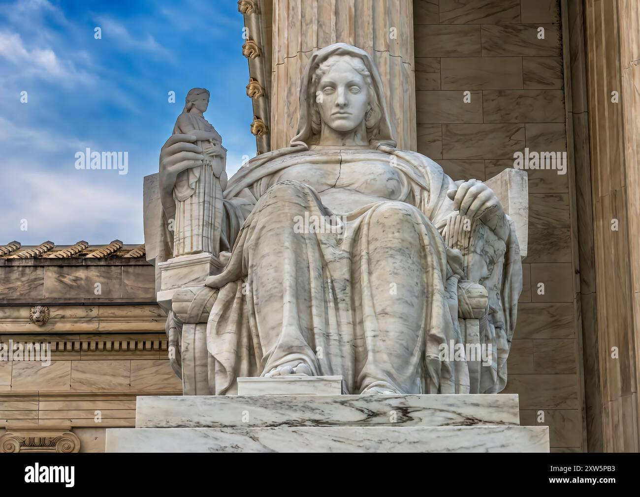 Contemplation of Justice Female Statue facade ha lasciato la Corte Suprema degli Stati Uniti Capitol Hill Washington DC. Statua di James Earle Fraser nel 1933. La mano sinistra ha Foto Stock