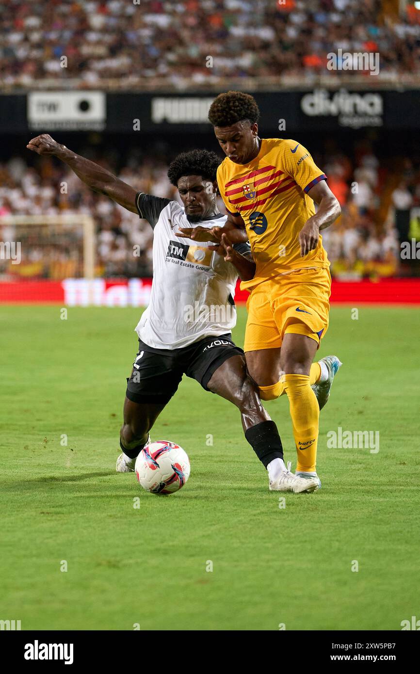 Alejandro Balde del FC Barcelona, Thierry Rendall Correia del Valencia CF in azione durante la Liga EA Sport Regular Season Round 1 su agust 17, 2024 Foto Stock