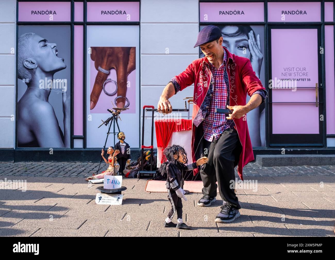 Un artista con un burattino di Michael Jackson per le strade di Copenaghen, Danimarca Foto Stock