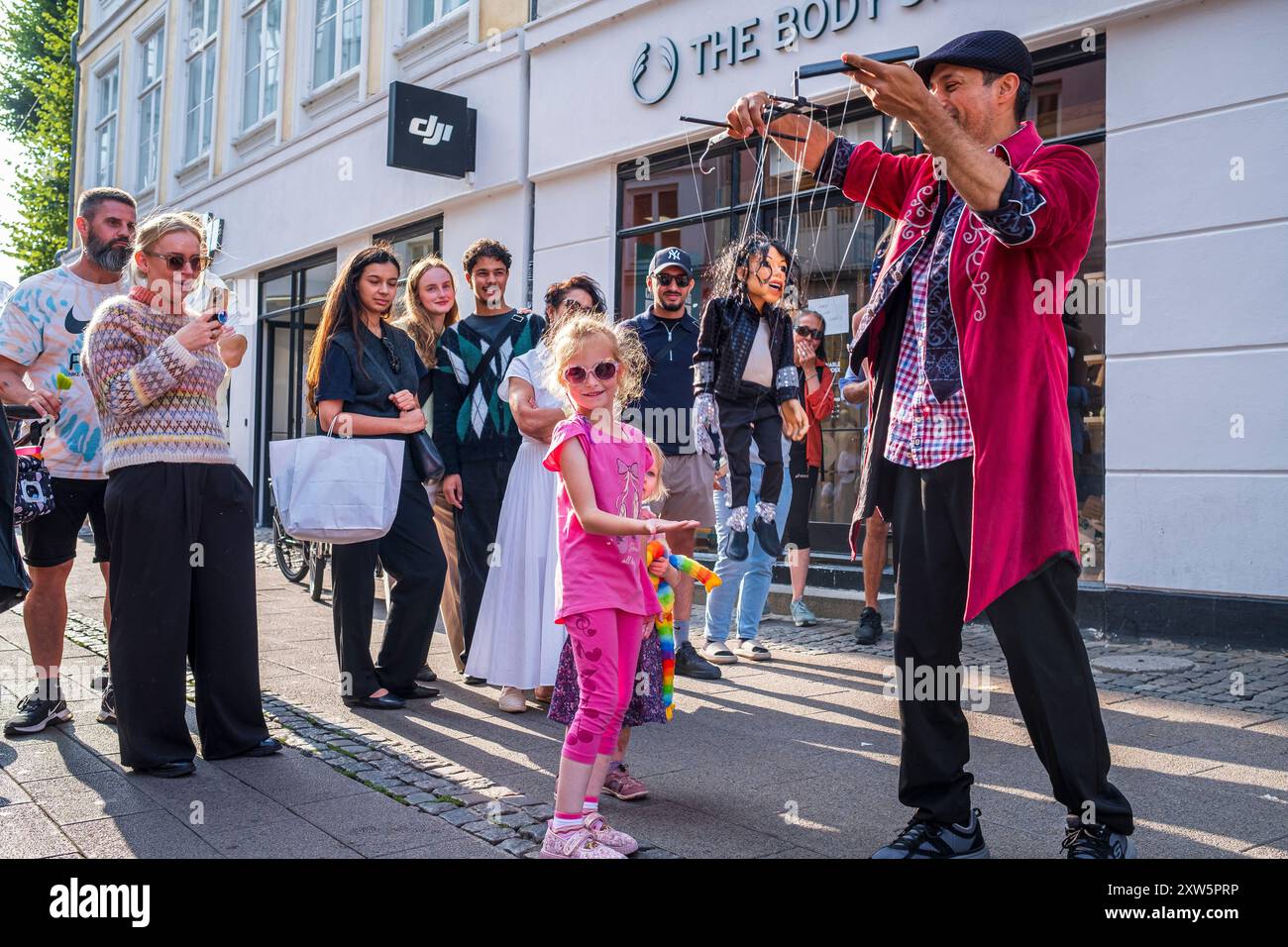 Un artista con un burattino di Michael Jackson per le strade di Copenaghen, Danimarca Foto Stock