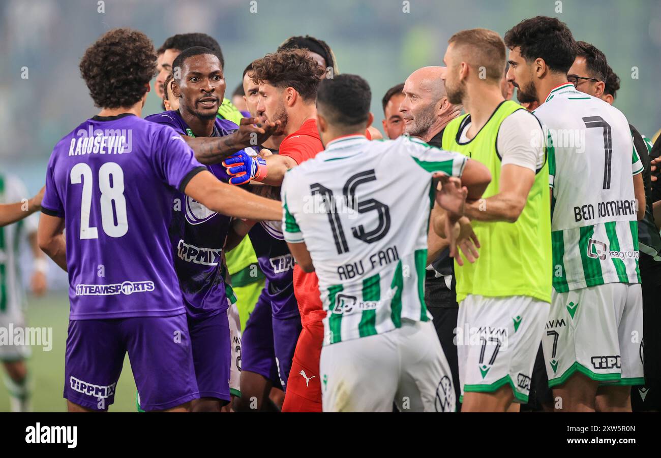 BUDAPEST, UNGHERIA - 17 agosto: OTP BANK LIGA, Ferencvárosi TC - Újpest FC 17.08.2024, OTP Bank Liga, NB I., 4° turno, Budapest, Groupama Arena, MLSZ OTP Bank Liga NB I. ABOUBAKAR KEITA discute con ABU FANI MOHAMMAD. Credito: Gabriella Barbara Foto Stock