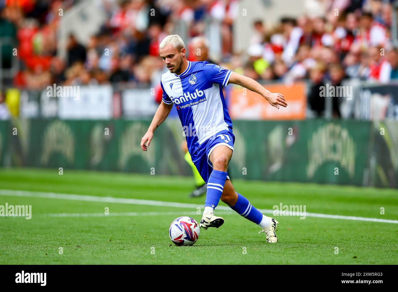 AESSEAL New York Stadium, Rotherham, Inghilterra - 17 agosto 2024 Luke Thomas (11) dei Bristol Rovers controlla la palla - durante la partita Rotherham United contro Bristol Rovers, Sky Bet League One, 2024/25, AESSEAL New York Stadium, Rotherham, Inghilterra - 17 agosto 2024 crediti: Arthur Haigh/WhiteRosePhotos/Alamy Live News Foto Stock