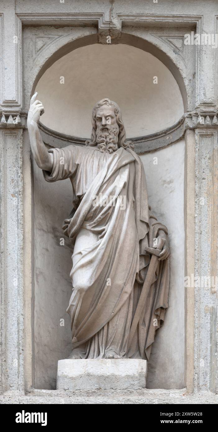 MILANO, ITALIA - 4 MARZO 2024: Statua di San Paolo Apostolo sulla facciata del Santuario di San Giuseppe di Luigi Scorzini Foto Stock