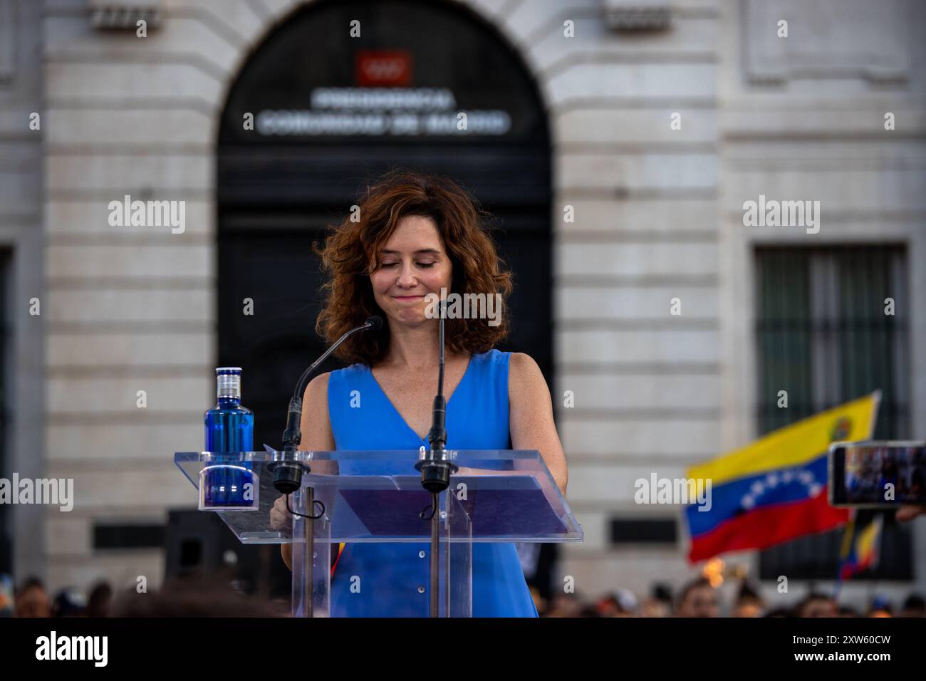 Madrid, Spagna. 16 agosto 2024. la presidente della Comunità di Madrid, Isabel Díaz Ayuso, partecipa alla manifestazione. I residenti venezuelani partecipano alla Puerta del Sol di Madrid al "Rally for the Truth of Venezuela" chiamato in tutto il mondo dagli oppositori di Nicolas Maduro. Credito: SOPA Images Limited/Alamy Live News Foto Stock