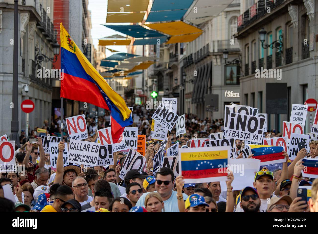 Madrid, Spagna. 16 agosto 2024. I manifestanti hanno bandiere e cartelli che esprimono la loro opinione durante la manifestazione. I residenti venezuelani partecipano alla Puerta del Sol di Madrid al "Rally for the Truth of Venezuela" chiamato in tutto il mondo dagli oppositori di Nicolas Maduro. (Foto di David Canales/SOPA Images/Sipa USA) credito: SIPA USA/Alamy Live News Foto Stock