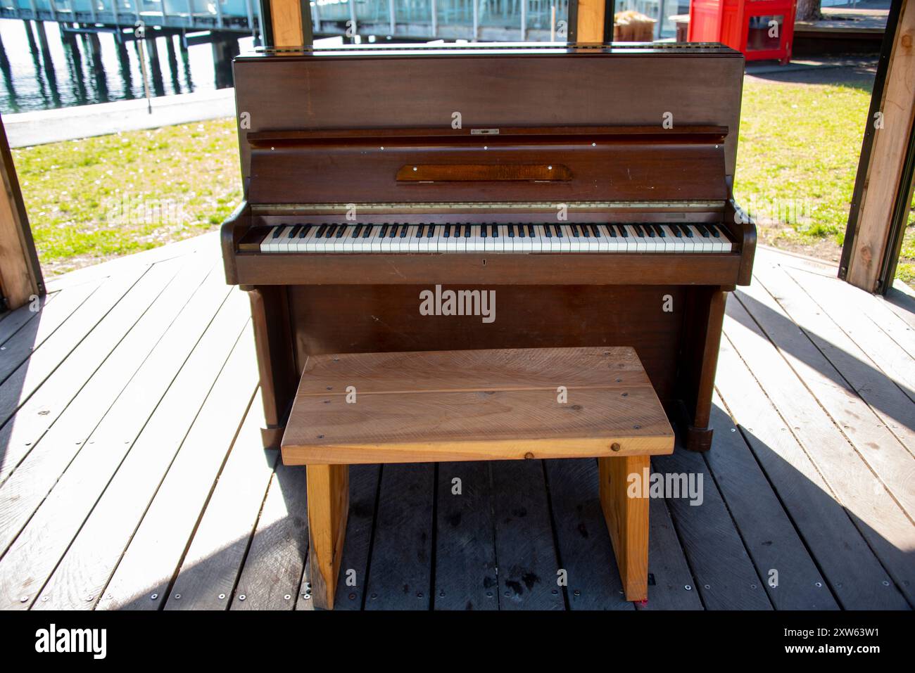 Piano in legno vintage in un gazebo Foto Stock