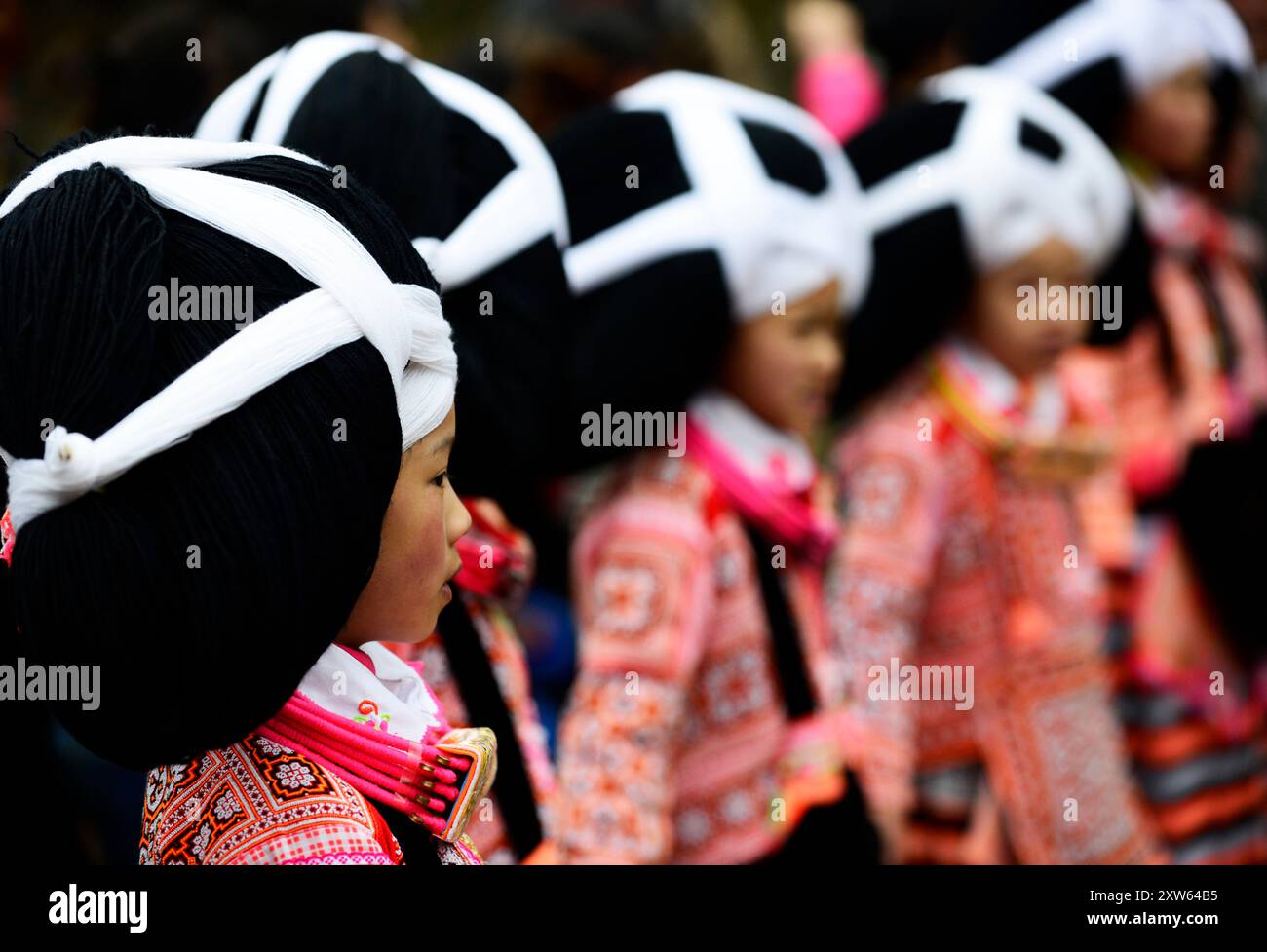 Long Horn Miao adolescenti in costumi tradizionali durante il festival Tiao Hua / primavera nella provincia di Guizhou, Cina. Foto Stock