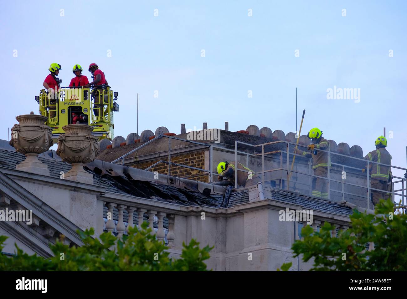 Londra, Regno Unito, 17 agosto 2024. I vigili del fuoco sono stati visti lavorare sul tetto di Somerset House, puntando su aree in cui il fumo era ancora visibilmente in aumento durante la prima serata. L'incendio fu messo sotto controllo intorno alle 19:00, dopo che le prime chiamate ai servizi di emergenza furono ricevute poco prima di mezzogiorno, e il personale condusse ulteriori controlli di sicurezza prima che l'edificio riapra la domenica. Credito: Fotografia dell'undicesima ora/Alamy Live News Foto Stock