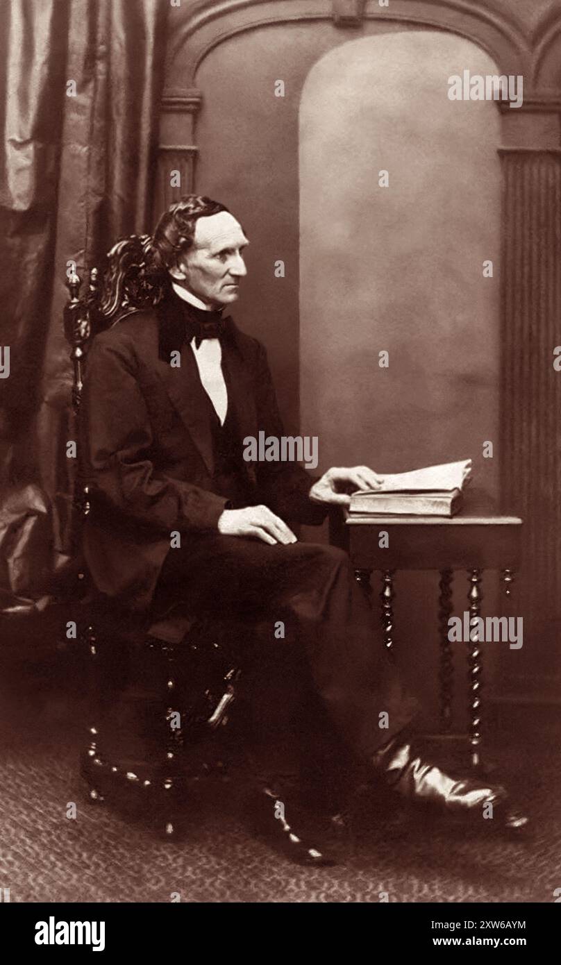 Ritratto seduto di Elihu Burritt (1810-1879), diplomatico americano, filantropo e attivista sociale coinvolto nelle questioni della pace mondiale, della temperanza e dell'abolizione della schiavitù. Nel 1864 Burritt fu nominato console degli Stati Uniti a Birmingham, in Inghilterra, dal presidente Abraham Lincoln. (Foto c1862) Foto Stock