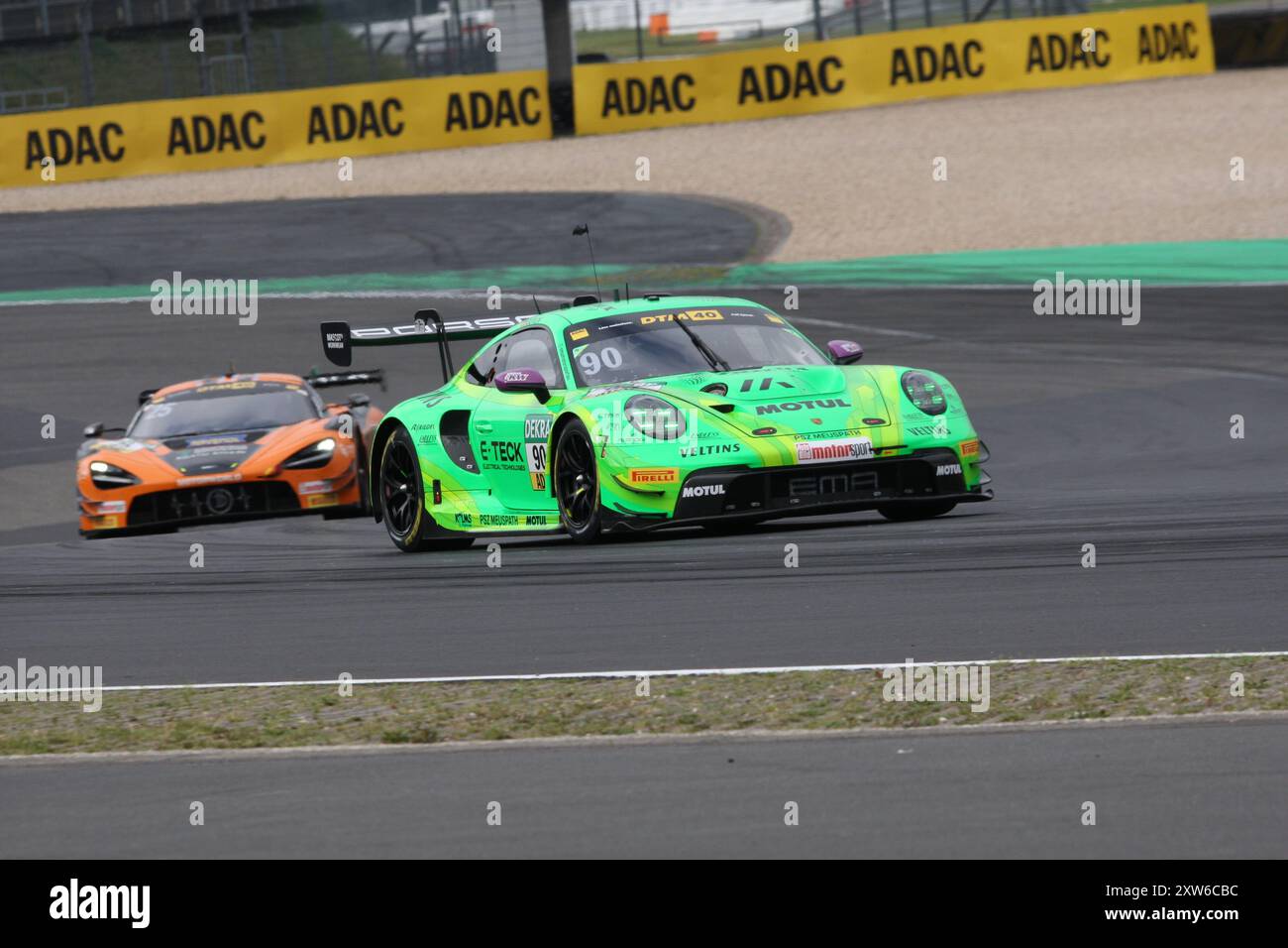 Ayhancan Gueven (TUR), Porsche 911 GT3 R, Team: Manthey EMA Racing (DEU) e Ben Doerr (DEU), #25, McLaren 720S GT3 EVO, Team. Doerr Motorsport (DEU), Motorsport, DTM 2024, DTM05, qualificazione 1, Samstag, Nuerburgring, Nuerburg, Deutschland, 17.08.2024 foto: Eibner-Pressefoto/Juergen Augst Foto Stock