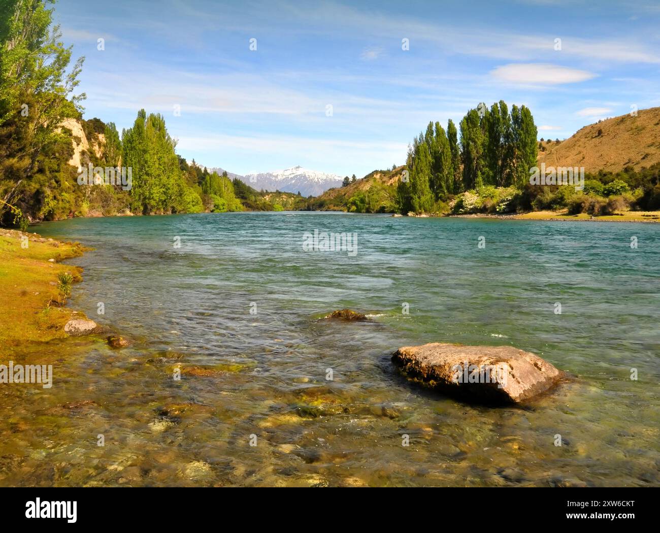 Le acque cristalline del fiume Clutha in Otago, Nuova Zelanda, uno della Nuova Zelanda è la più lunga e più bei fiumi e popolare per la pesca alla trota fishi Foto Stock