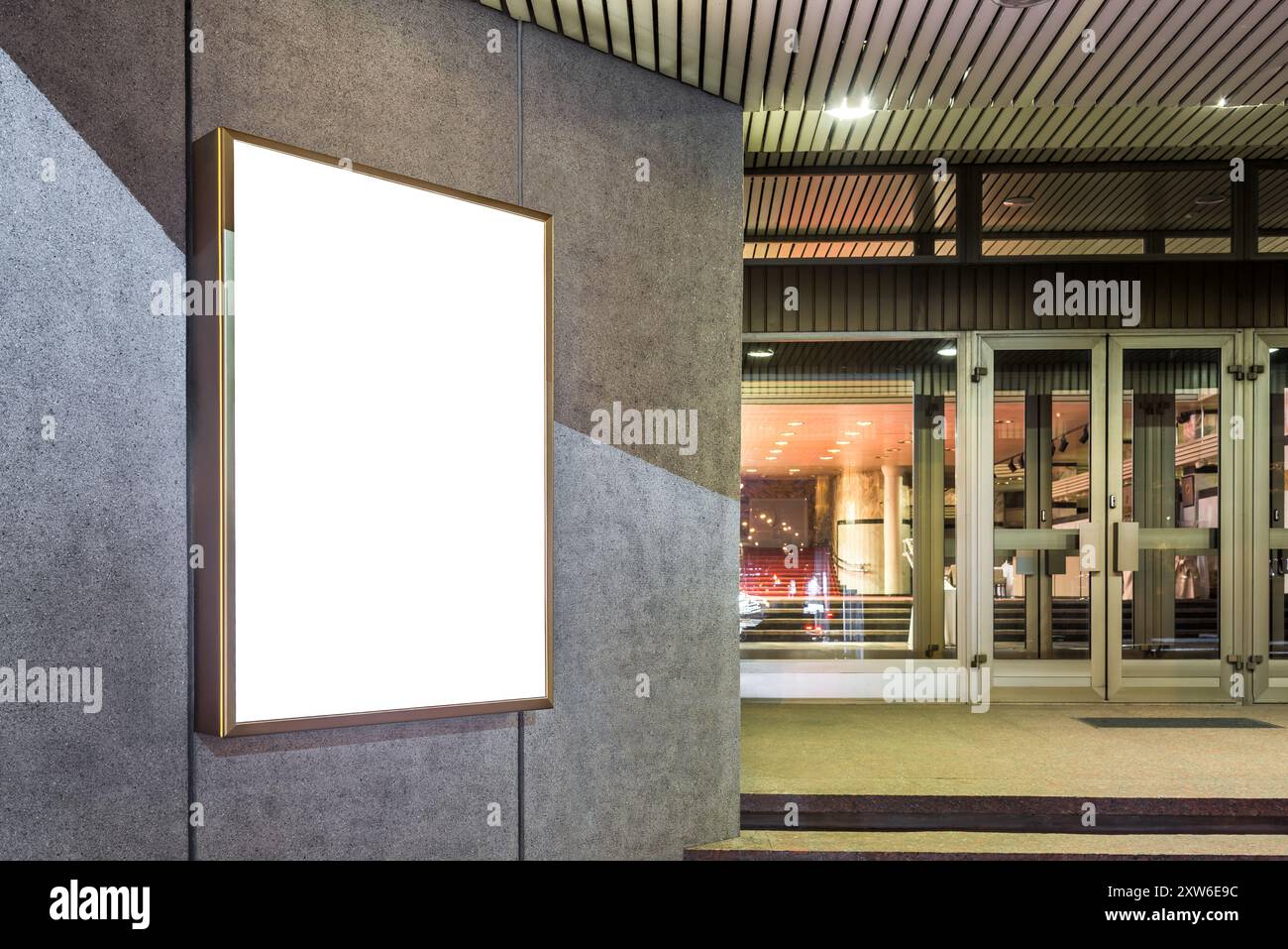 White Square Mockup of Event Advertising poster affissi su Un muro di cemento di notte Foto Stock