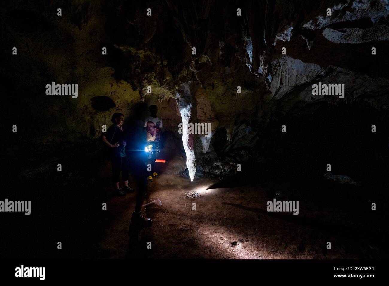 Esplorando le grotte di nungwi zanzibar nell'Oceano Indiano, un luogo in cui si era insediato in un totale oscuro e antico schiavi dell'isola Foto Stock