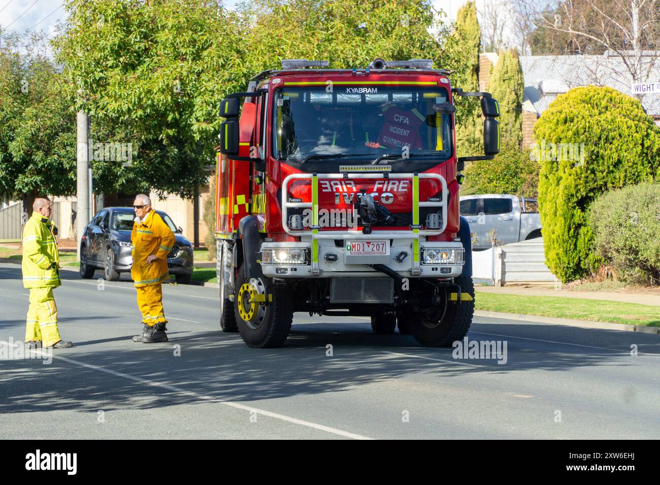 Kyabram, Victoria, Australia, 18 agosto 2024; fumo grigio può essere visto fluttuare dal tetto di un camper. I volontari CFA e i vigili del fuoco assistono all'incendio causato dalle scintille di una smerigliatrice angolare incastrata nell'isolamento del tetto del Motor Home. Credito P.j.Hickox/Alamy Live News. Foto Stock