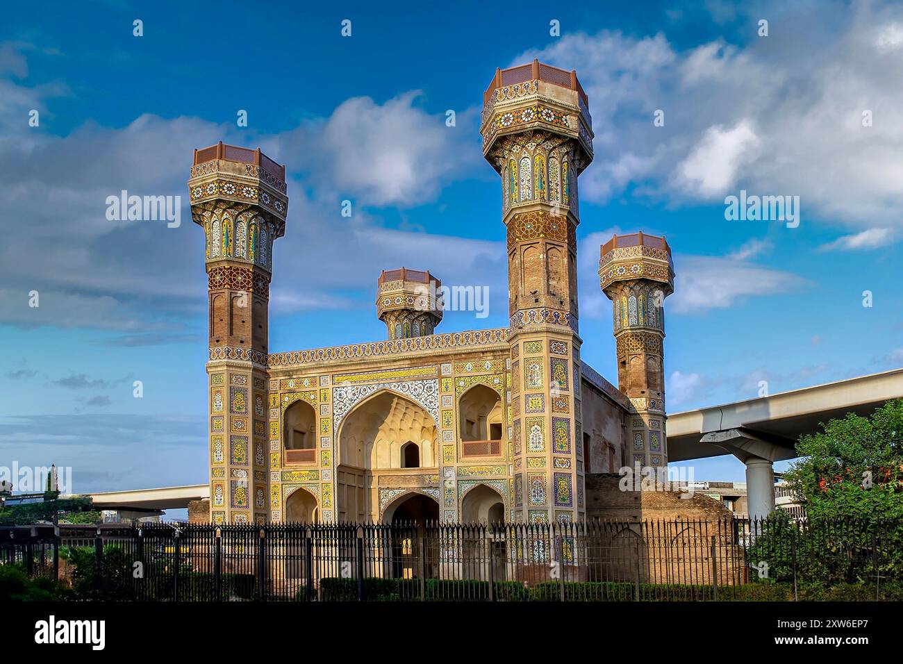 Chauburji Chowk Lahore, Monumento delle quattro Torri, architettura islamica dell'era Mughal Foto Stock