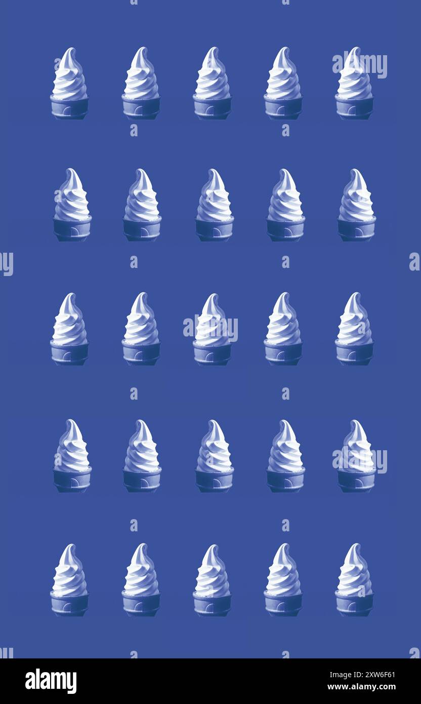 Incredibile motivo di coni di gelato al latte alla vaniglia in tinta blu Foto Stock