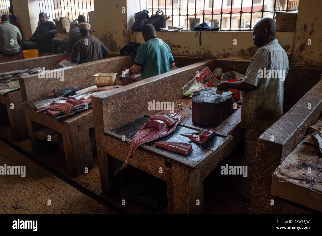 Mercato del pesce a Stone Town, Zanzibar, una vivace mostra di commercio quotidiano, pesce locale e tradizione culturale nel cuore della vita costiera. Foto Stock