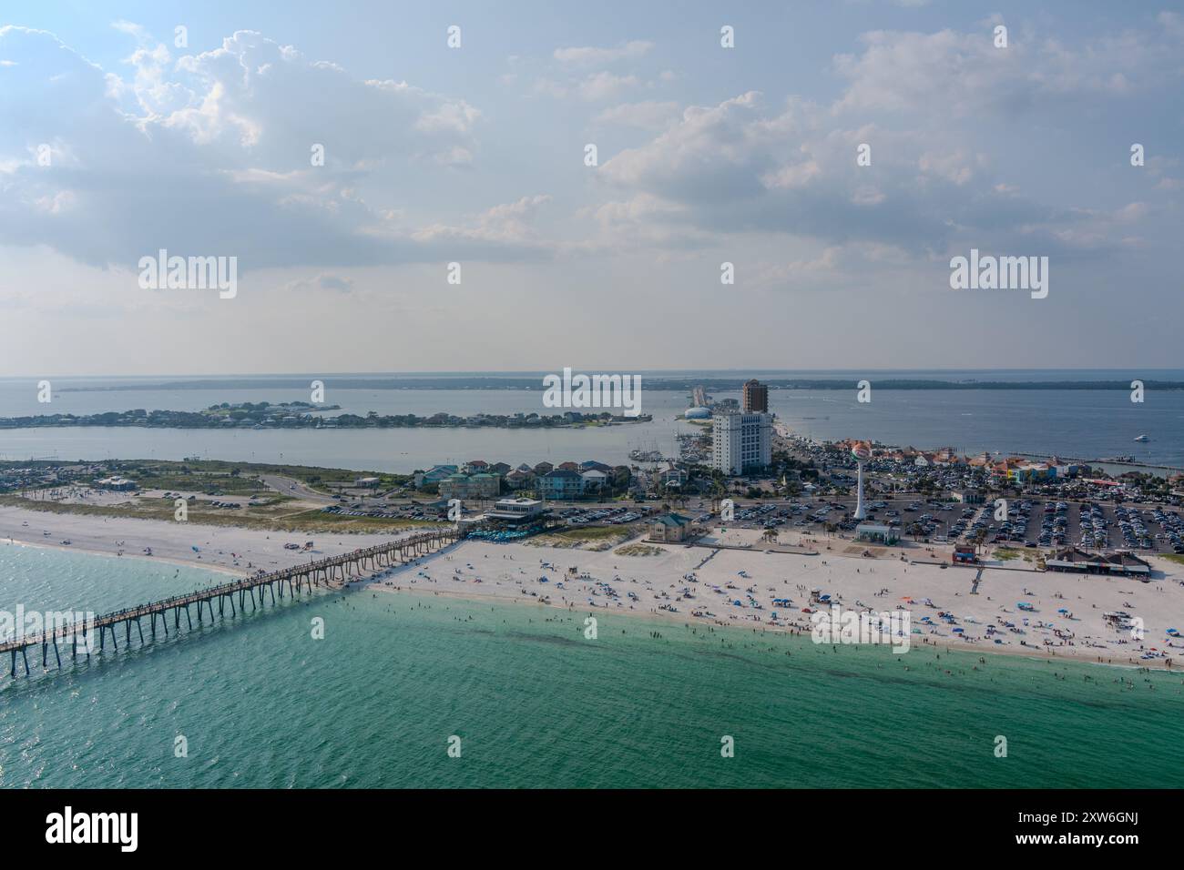 Vista aerea del molo del golfo sulla spiaggia di Pensacola, Florida Foto Stock