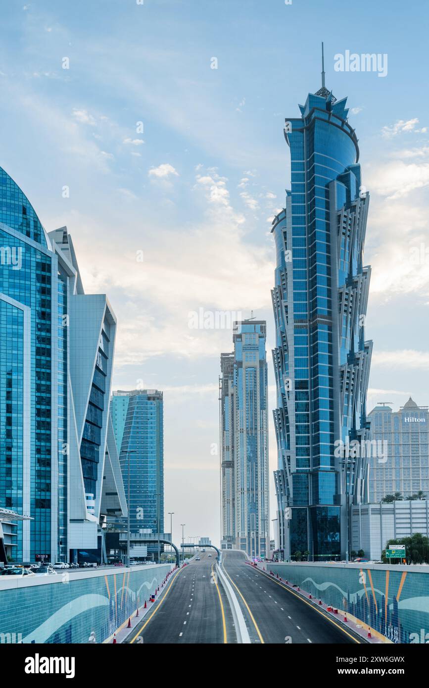 Splendida vista serale dei grattacieli di Business Bay, Dubai, Emirati Arabi Uniti Foto Stock