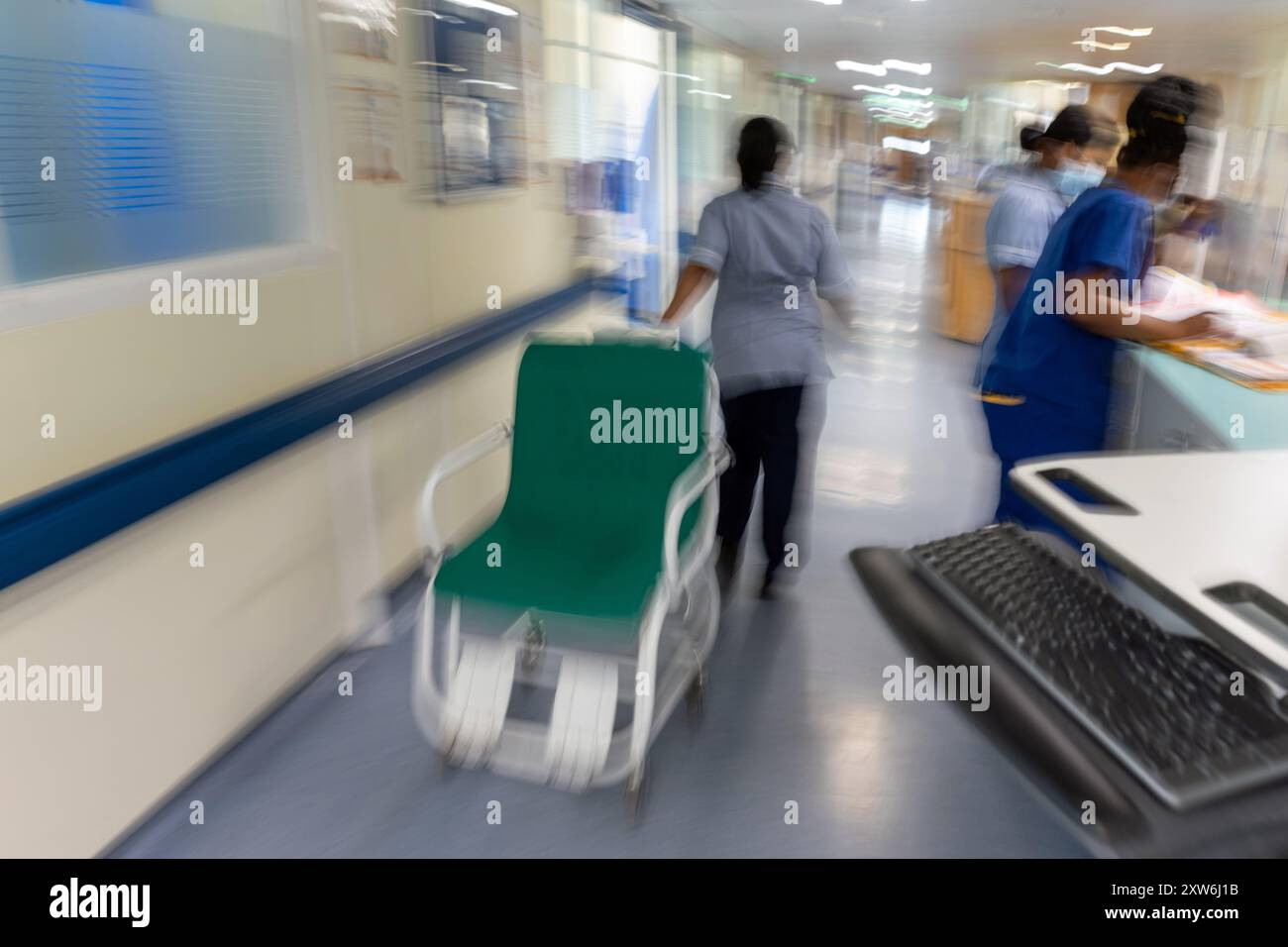 Foto del file datata 18/01/23 del personale in un reparto ospedaliero NHS. Quasi 600 pazienti hanno aspettato più di due giorni per essere visti a&e negli ultimi due anni, con le cifre etichettate "intollerabili" dai conservatori scozzesi. Dal 2019, un totale di 636 persone hanno aspettato più di 48 ore in un pronto soccorso scozzese prima di essere viste e successivamente ammesse, trasferite o dimesse dai medici. Tuttavia, 584 di queste lunghe attese - il 91,8% - si sono svolte negli ultimi due anni, con 390 nel 2022 e altre 194 nel 2023. Data di pubblicazione: Domenica 18 agosto 2024. Foto Stock