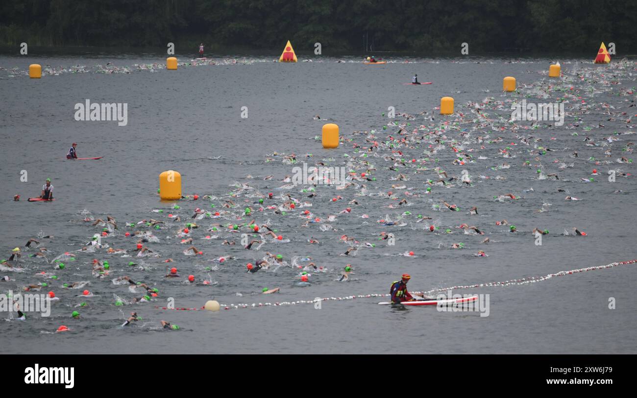 Langen, Germania. 18 agosto 2024. Triathlon: Campionato europeo, Ironman (3,86 km di nuoto, 180 km di bici, 42, 195 km di corsa), uomini. Gli atleti della fascia d'età sono sul campo da nuoto di Langener Waldsee. Credito: Arne Dedert/dpa/Alamy Live News credito: dpa Picture Alliance/Alamy Live News Foto Stock