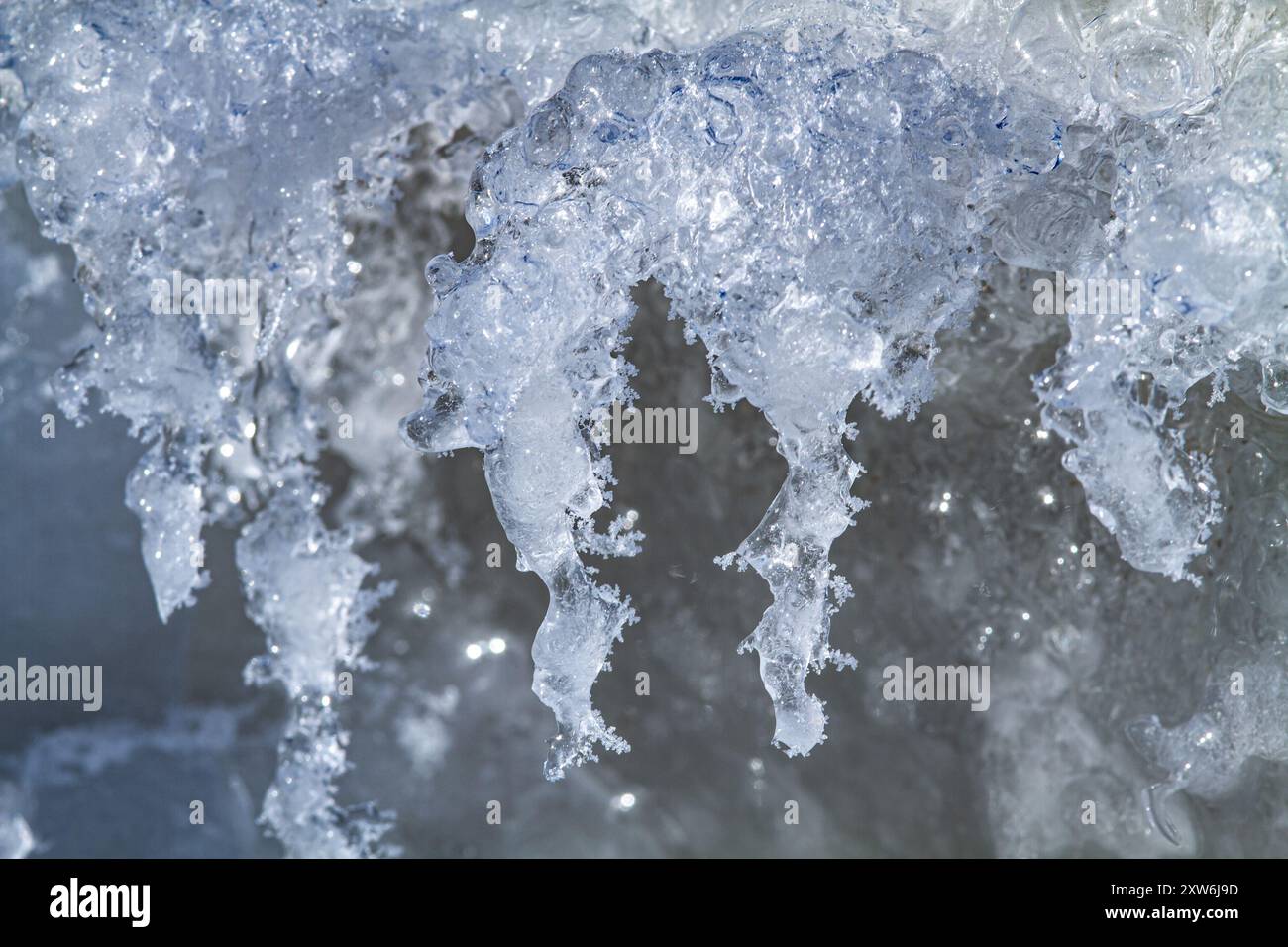 Diversi ghiaccioli dalla forma bizzarra. In una giornata ghiacciata, erano coperti di parrucchiere. Foto Stock