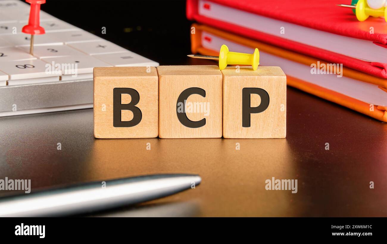 Piano di continuità aziendale BCP. BCP su cubi di legno davanti a uno sfondo nero Foto Stock