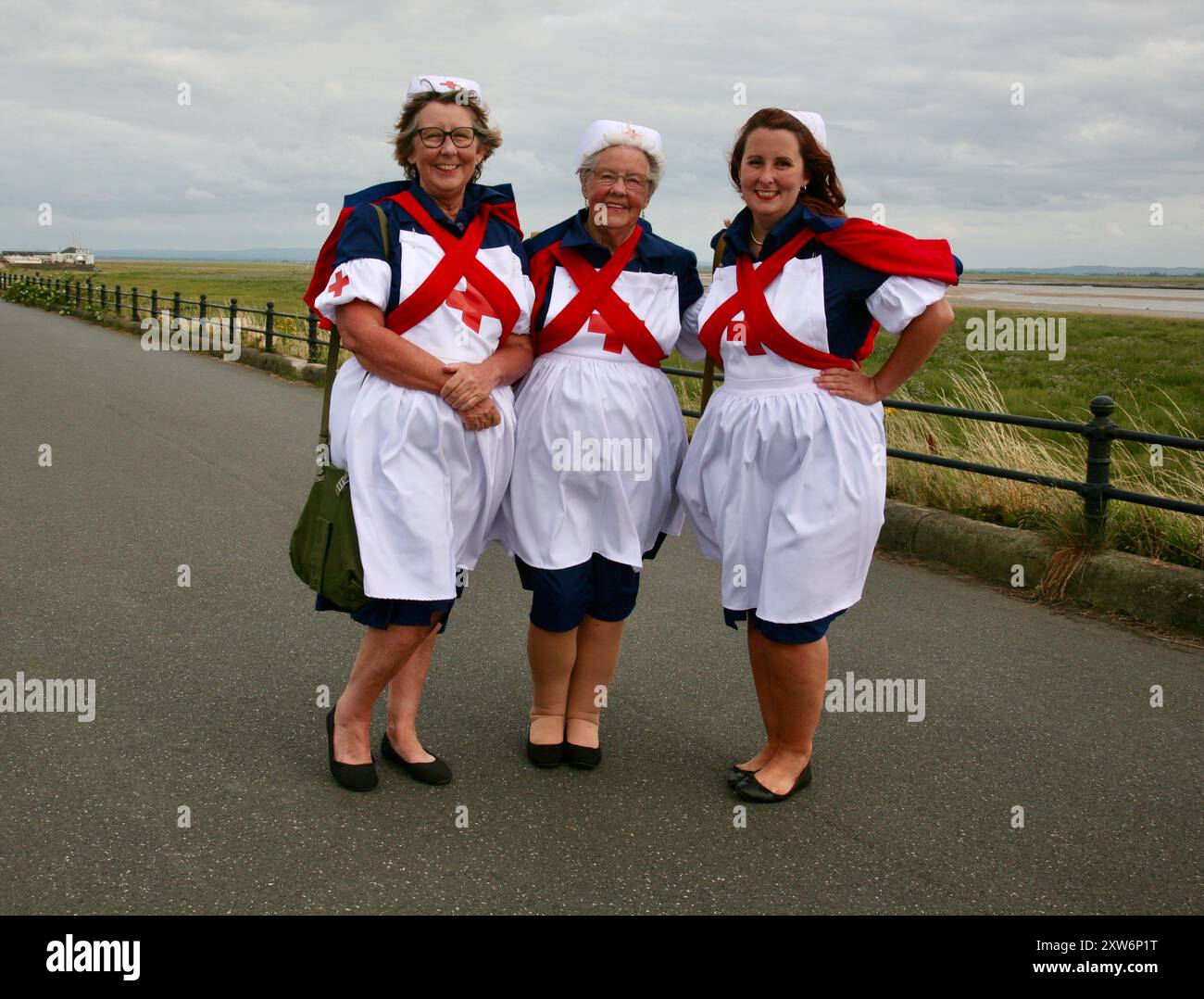 Tre graziose infermiere sul lungomare, a Lytham St Annes, Lancashire, Regno Unito, Europa durante le celebrazioni in tempo di guerra del 2024. Foto Stock