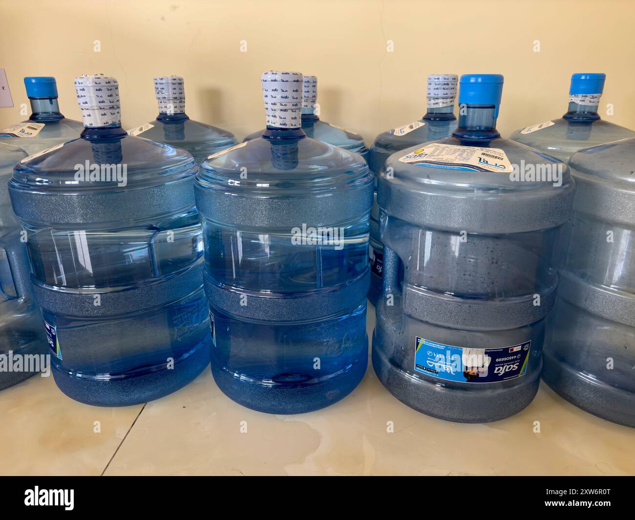 Bottiglia d'acqua in plastica gallone isolata su bianco Foto Stock
